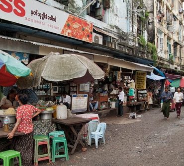 Calle de Yangón con puestos de comida callejeros