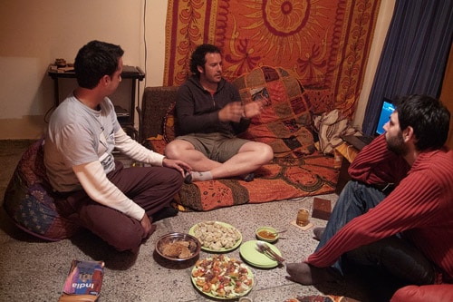 Guillermo, Toni y Carlos con sus historias (y la cena en el suelo)