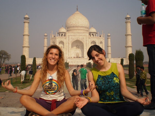 Itinerario de viaje a India y Kathmandu: Belén y Nuria en el Taj Mahal