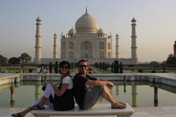 Itinerario de viaje a India: Roger y Vanessa en el Taj Mahal