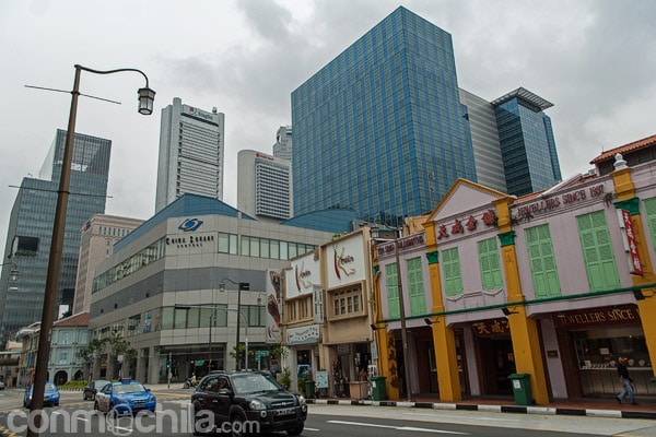 Vistas de los rascacielos del centro financiero de Singapur desde la Cross Street