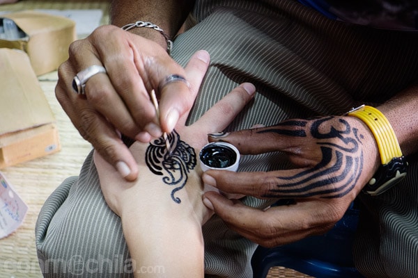 Tatuaje de henna en la mano de Carme