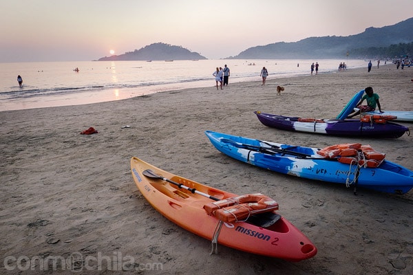 Kayak preparadas ante la puesta de sol