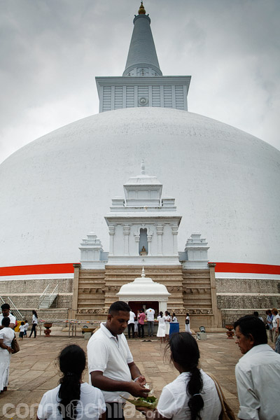 Devotos haciendo ofrendas frente a la stupa