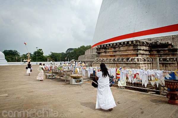 Devotos dando vueltas alrededor de la stupa