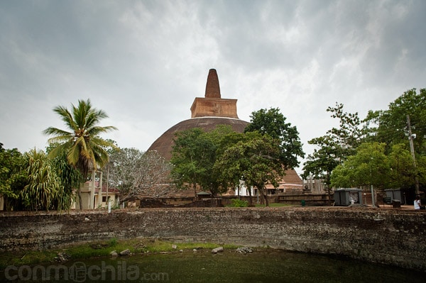 La Abhayagiri Dagoba de Anuradhapura con un foso de agua en primer plano