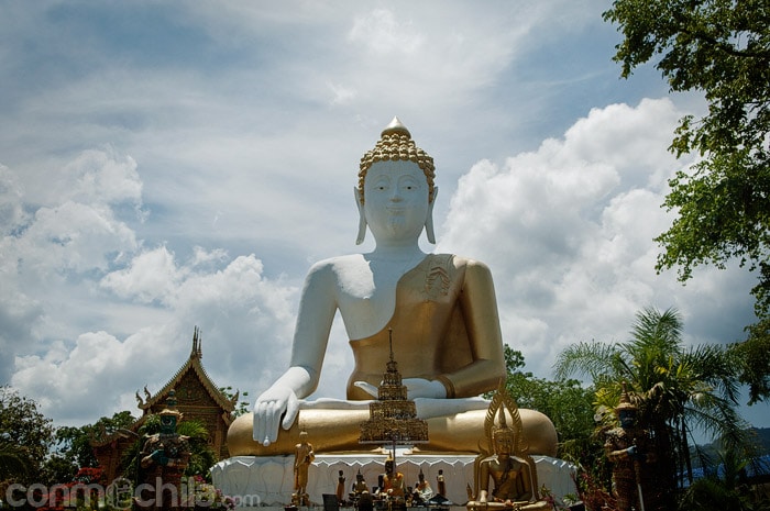 La gran imagen de Buda del templo Wat Phra That Doi Kham