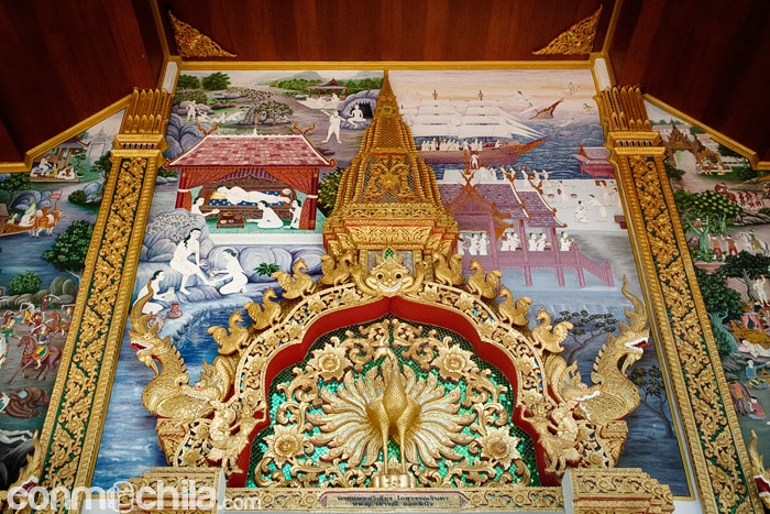 Detalle de la parte superior de la entrada al templo