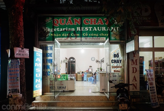 La entrada del restaurante vegetariano Yen Ninh