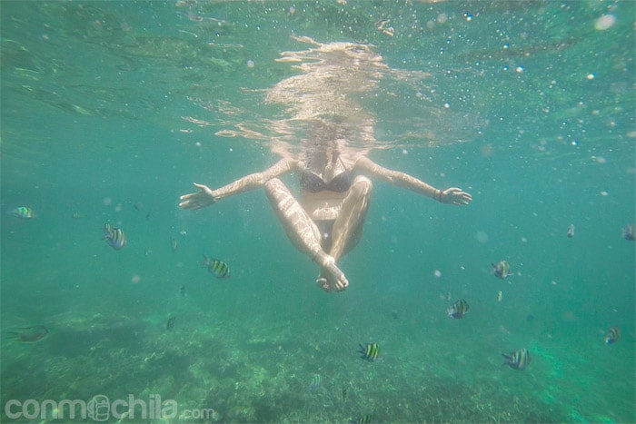 Haciendo yoga en el agua