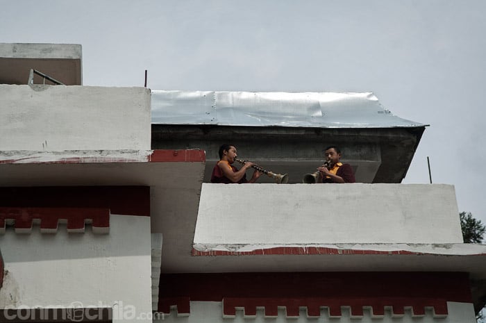 2 monjes tocando las flautas típicas tibetanas