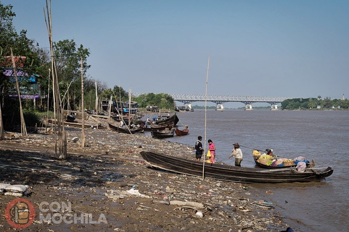 Orilla de un río en Myanmar llena de plásticos