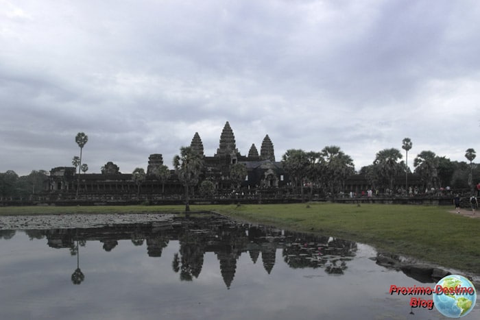 Itinerario de viaje a Camboya: Amaneciendo sobre el Angkor Wat. A decir verdad estaba nublado