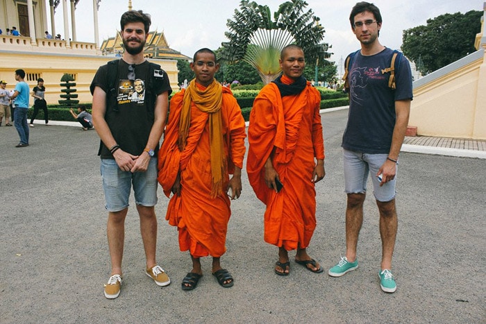 Itinerario de viaje a Camboya y Laos: Miguel y Pau charlando con unos monjes en Phnom Penh