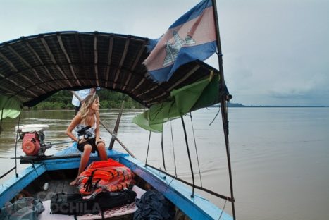 Carme en el Mekong en busca de los delfines Irrawaddy