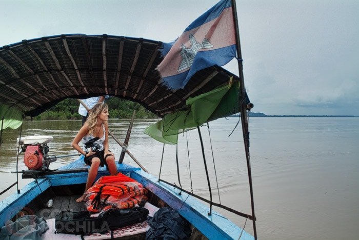 Itinerario de viaje a Camboya: Carme en el Mekong en busca de los delfines Irrawaddy