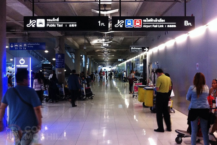 Cómo ir del aeropuerto de Bangkok al centro. Señales en el aeropuerto para llegar a los PUBLIC TAXI (y AIRPORT RAIL LINK "azul" y CITI LINE TRAIN "rojo")