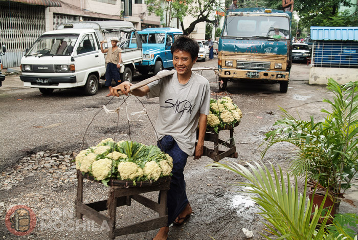 Un sonriente trabajador de Yangon