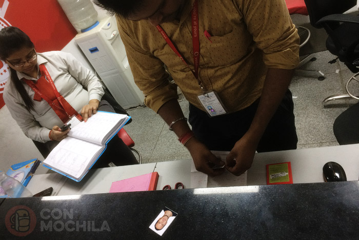 Haciendo el registro de la tarjeta SIM con internet en India