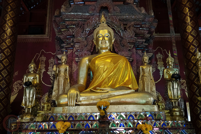 Imágenes de Buda en el altar