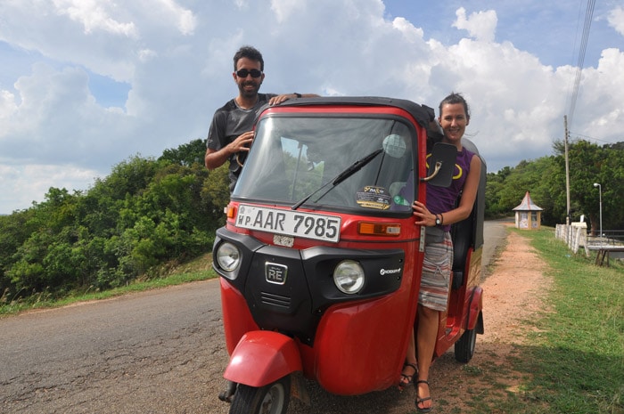 Itinerario de viaje a Sri Lanka: Neus y Raúl con su tuktuk