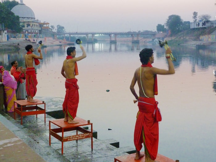 Itinerario de viaje a India: Ujjain, ofrendas en el río