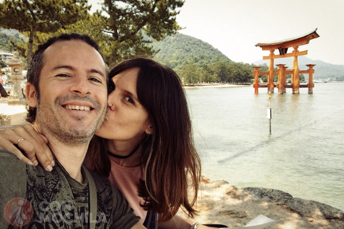 Itinerario de viaje a Japón: Junto al famoso torii flotante de Miyajima