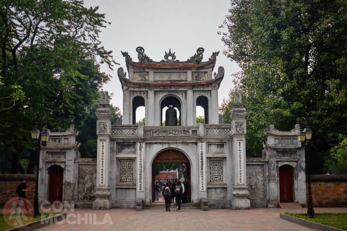Puerta de entrada al templo con la campana en la parte superior