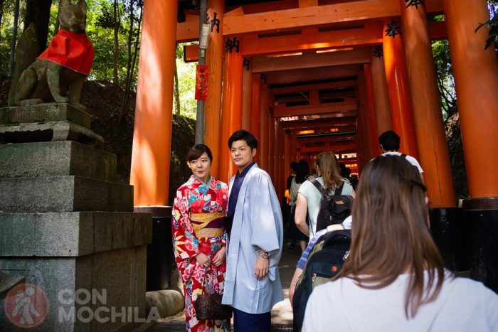 Una pareja de japoneses en la entrada del camino. Qué ver en Japón