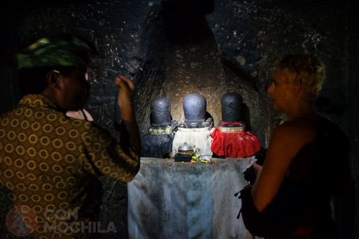 Las tres estatuas de piedra del interior de la cueva del Elefante o Goa Gajah