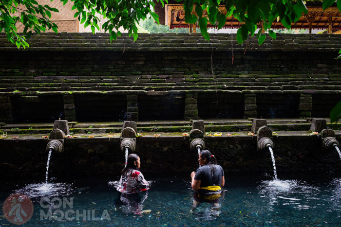 Mujeres locales de Bali realizando el ritual de purificación