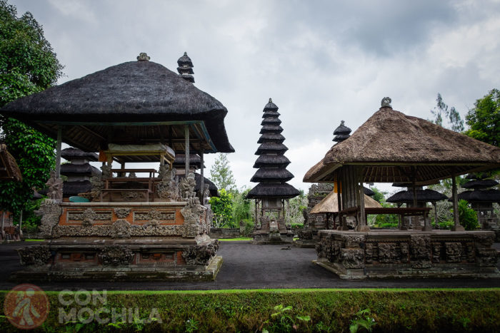 Detalles del patio del templo Taman Ayun