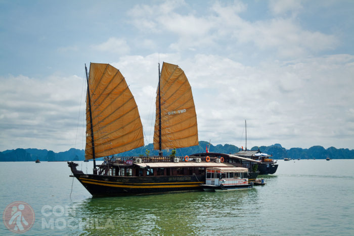 Barco típico de los de la Bahía de Halong