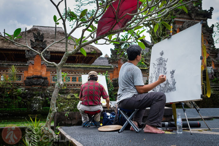 Un par de artistas pintando el templo Saraswati