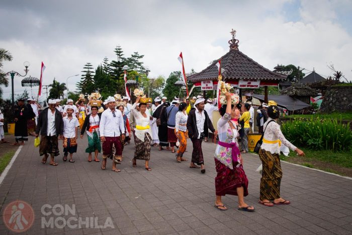 Balineses rumbo al Templo Madre