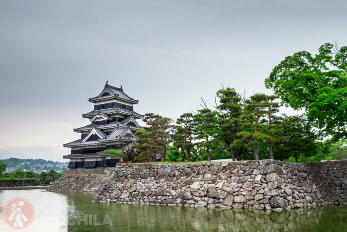 El castillo de Matsumoto y el estanque que lo rodea