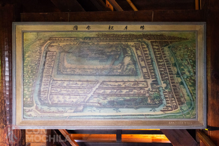 Un tablón con un mapa del castillo en su época