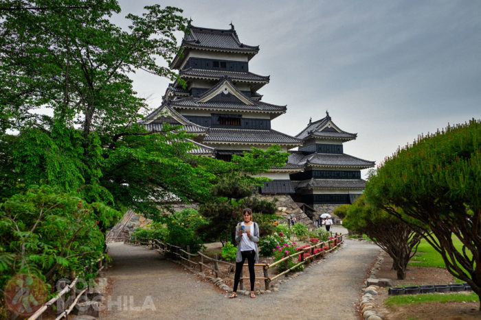 Una guiri leyendo una guía sobre el castillo de Matsumoto