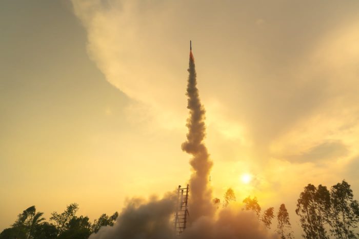 Vista en el cielo de uno de los cohetes del festival Bung Bang Fai