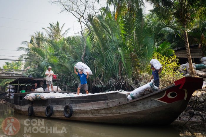 Barcaza de carga en el delta del Mekong