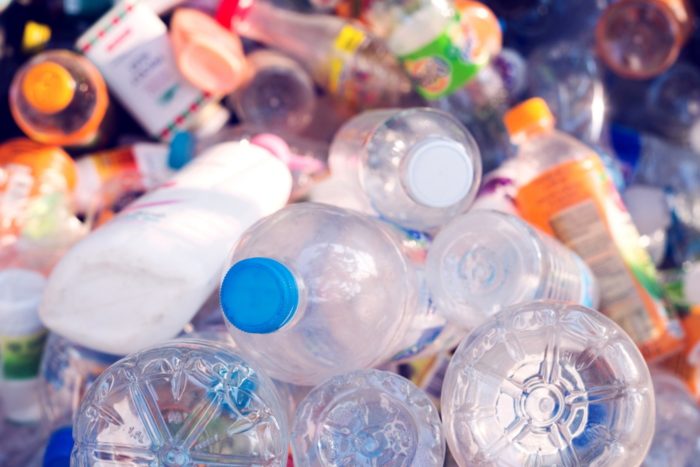 La mayoría de los plásticos contienen polímeros que se entrecruzan para formar un enlace químico irreversible y por lo tanto son infundibles y no reciclables.
