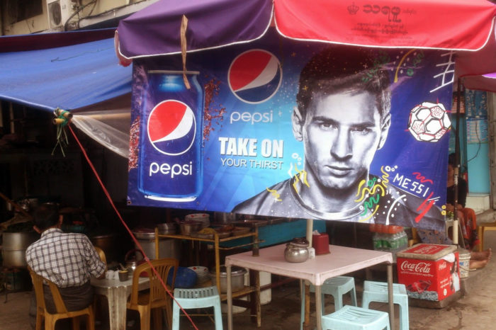 Yangón pasó de tener mecanógrafos en las calles a colgar anuncios de marcas internacionales.