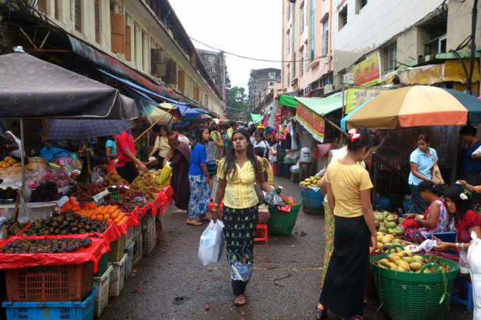 Un mercado de Yangón, en los primeros tiempos de la apertura de Myanmar.