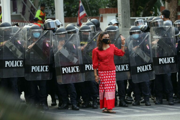 Una mujer birmana protesta en Bangkok contra el golpe de Estado en su país.