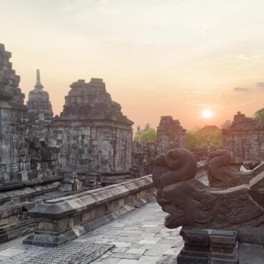 Puesta de sol en el templo de Candi Sewu