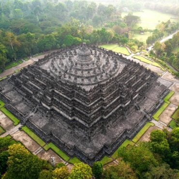 Vista aérea de la pirámide de Borobudur